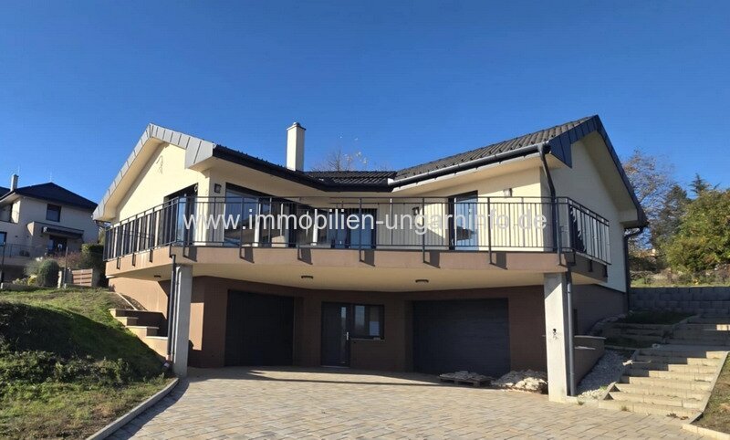 Neubau-Einfamilienhaus in der Region Nord-Balaton mit Panoramablick auf den Balaton Neubau-Einfamilienhaus in der Region Nord-Balaton mit Panoramablick auf den Balaton